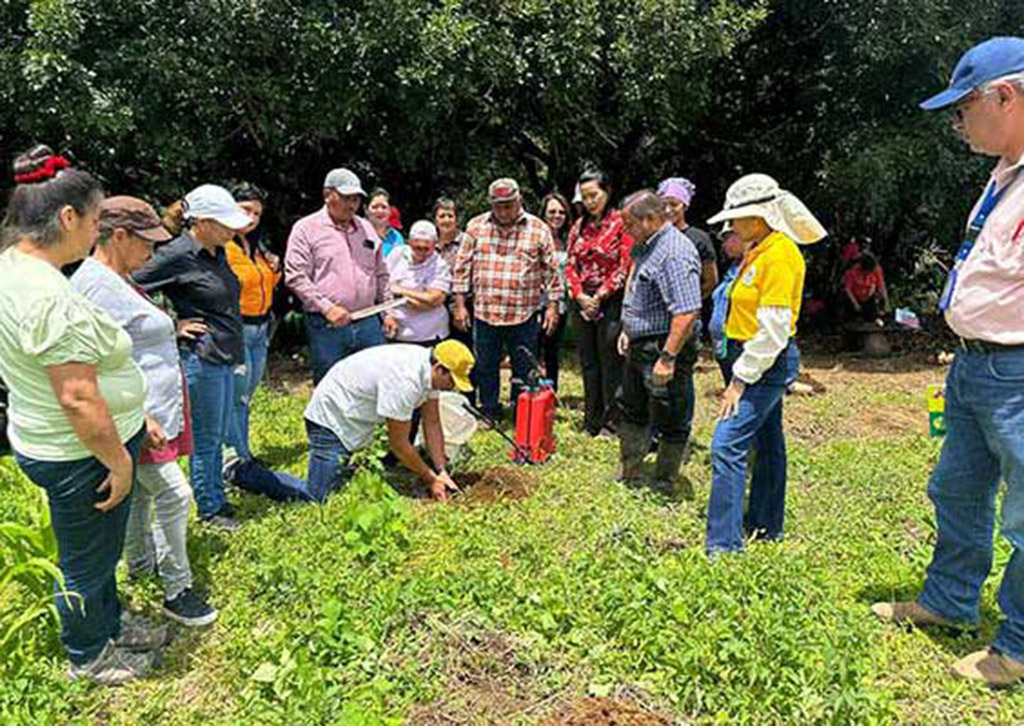 Inauguran escuela de campo con organización de mujeres