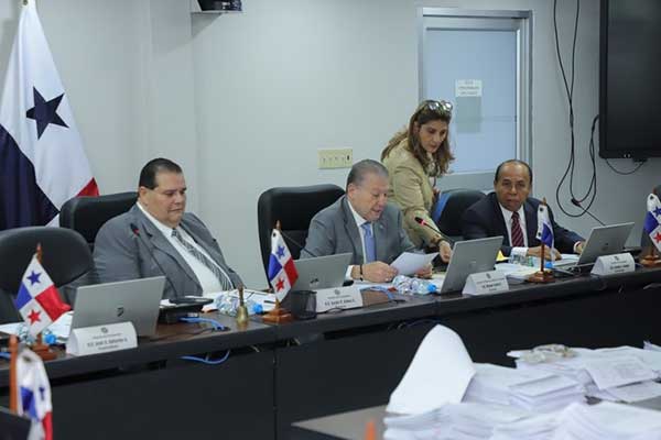 Aprueban traslados de partidas a instituciones para gastos de funcionamiento e inversión