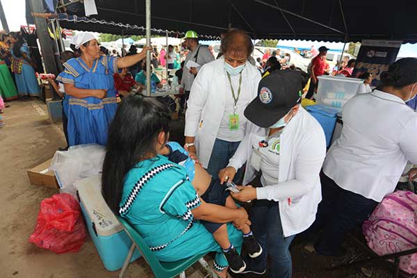 Beneficiarios de programas del MIDES reciben atención médica durante pagos en la comarca Ngäbe