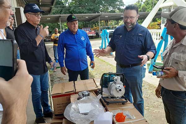 Entregan bombas de riego para pequeños productores de Panamá Oeste
