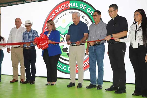Linares inaugura congreso durante XI Feria Ganadera de la Carne y Leche en Chiriquí