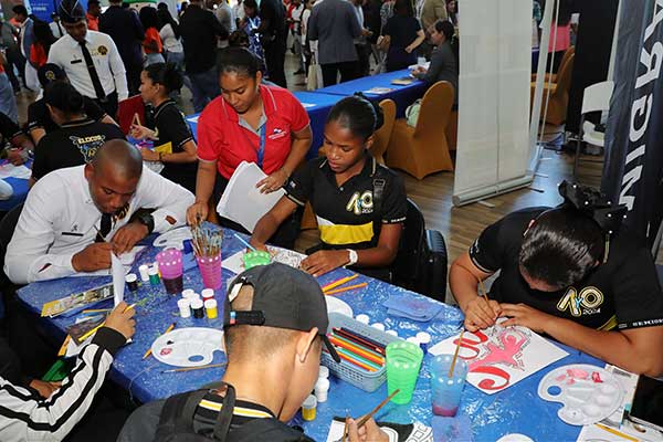 Cientos de jóvenes participan en foro y feria Juvenil con Pasos Firmes