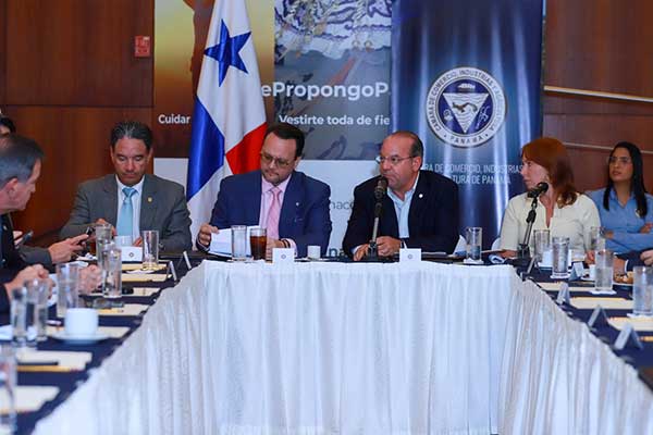 Moltó reitera colaboración estratégica con empresarios de la Cámara de Comercio
