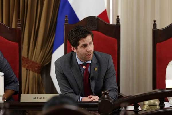 Alcalde Mizrachi pide reducir costo del desfile de Navidad y alumbrado