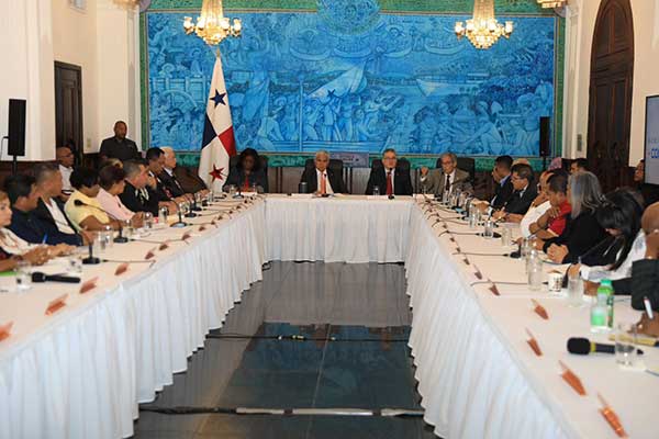 Mulino aborda con gremios docentes del país crisis de la CSS y fórmula para salvarla