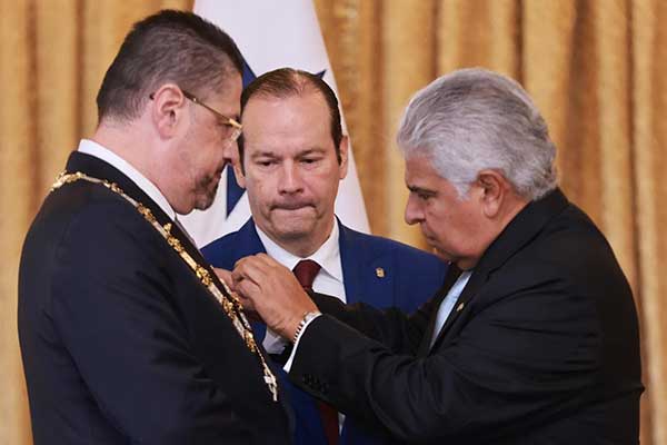 Mulino recibe a su homologo costarricense y le condecora con la máxima orden nacional Manuel Amador Guerrero