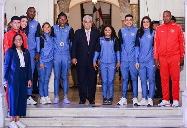 Mulino recibe a atletas olímpicos y condecora a medallista Atheyna Bylon