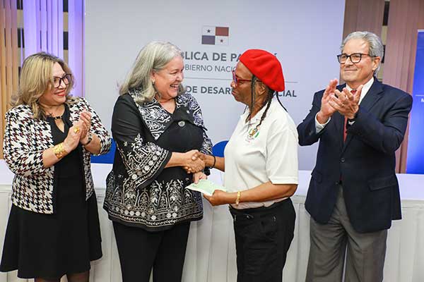 Gobierno realiza primer pago de pensión vitalicia a héroes sobrevivientes de la gesta patriótica de enero de 1964