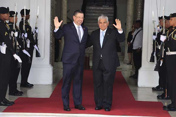 Mulino recibe a su homologo costarricense en visita oficial