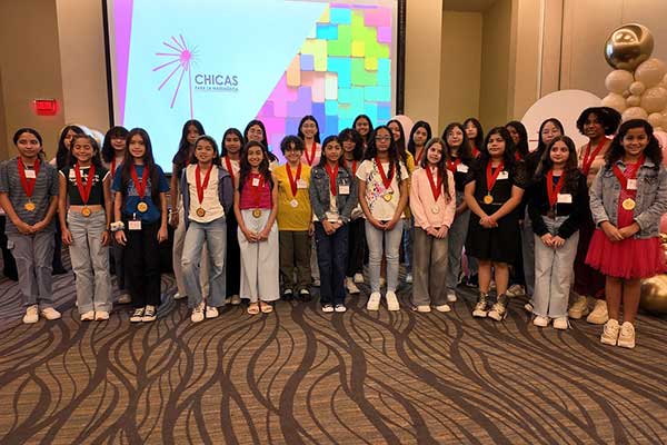 Niñas y jóvenes reciben medallas, tras participación en proyecto educativo Chicas para la Matemática 2024