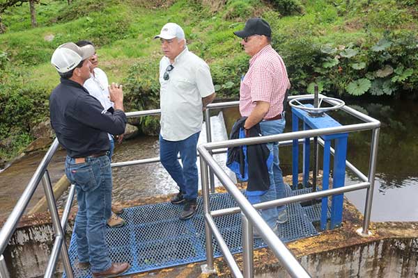 Ministro Linares visita sistemas de riego de Altos de Bambito y Remigio Rojas